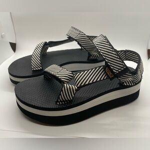 TEVA FLATFORM UNIVERSAL CANDY STRIPE BLACK and WHITE SANDALS SIZE 5 USED